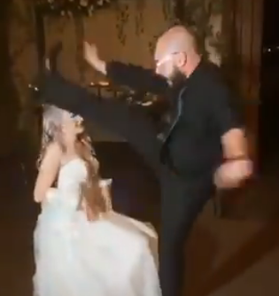 شاهد بالفيديو عريس يضرب رأس عروسه خلال حفل الزفاف